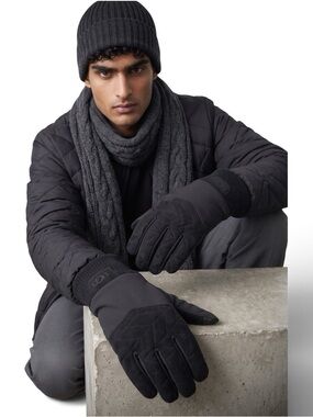 UGG Quilted Performance Tech Touch Gloves Black S/M NWT